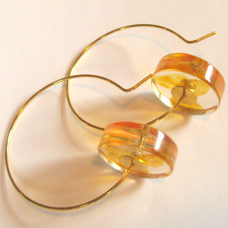 Goldige Alcee-Ohrringe mit Harz und Bernstein